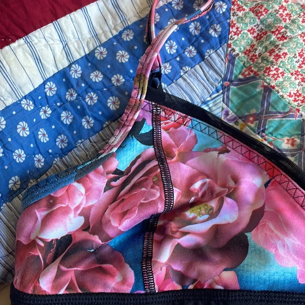 Colorful, springy lululemon sports bra! Fits a size medium, likely size 8/10 - Picture 4 of 7
